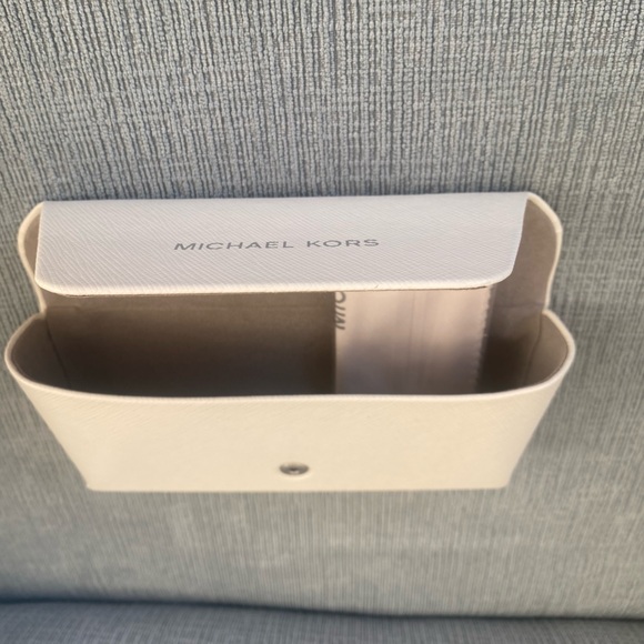 Michael Kors white glasses case - Picture 2 of 2